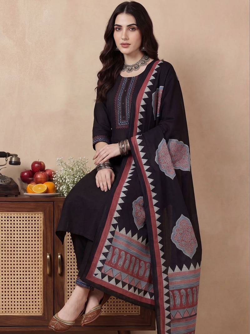 Women Regular Thread Work Pure Cotton Kurta with Trousers & With Dupatta