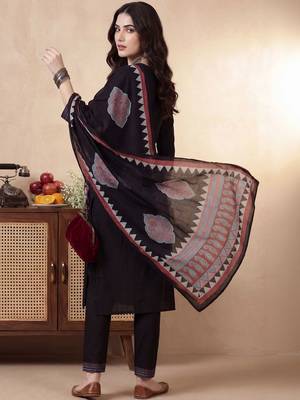 Women Regular Thread Work Pure Cotton Kurta with Trousers & With Dupatta 3