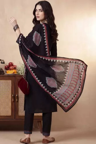 Women Regular Thread Work Pure Cotton Kurta with Trousers & With Dupatta