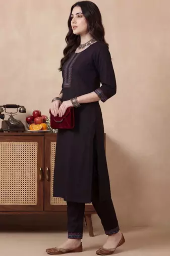 Women Regular Thread Work Pure Cotton Kurta with Trousers & With Dupatta