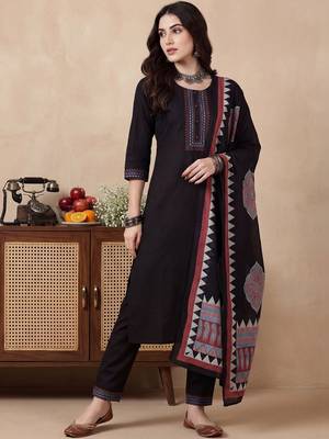 Women Regular Thread Work Pure Cotton Kurta with Trousers & With Dupatta 5