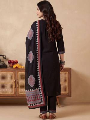 Women Regular Thread Work Pure Cotton Kurta with Trousers & With Dupatta 6