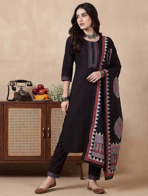 Women Regular Thread Work Pure Cotton Kurta with Trousers & With Dupatta 1