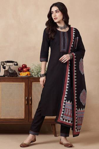 Women Regular Thread Work Pure Cotton Kurta with Trousers & With Dupatta