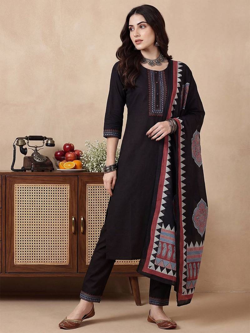 Women Regular Thread Work Pure Cotton Kurta with Trousers & With Dupatta