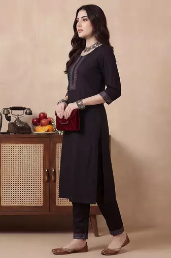 Women Regular Thread Work Pure Cotton Kurta with Trousers & With Dupatta