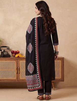 Women Regular Thread Work Pure Cotton Kurta with Trousers & With Dupatta 4