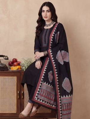 Women Regular Thread Work Pure Cotton Kurta with Trousers & With Dupatta 5