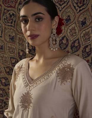Women Ethnic Motifs Embroidered Regular Thread Work Liva Kurta with Trousers 3