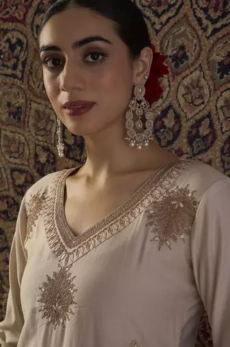 Women Ethnic Motifs Embroidered Regular Thread Work Liva Kurta with Trousers