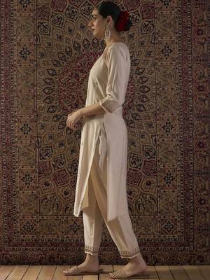 Ethnic Motifs Embroidered Thread Work Straight Kurta With Trouser 3