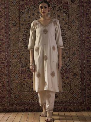 Ethnic Motifs Embroidered Thread Work Straight Kurta With Trouser 4