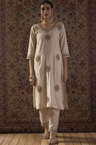 Ethnic Motifs Embroidered Thread Work Straight Kurta With Trouser