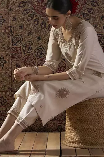 Ethnic Motifs Embroidered Thread Work Straight Kurta With Trouser