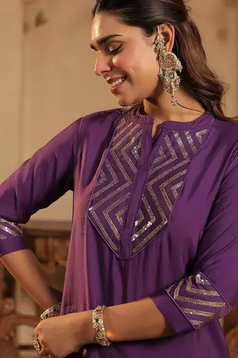Yoke Design Gotta Patti Mandarin Collar Straight Kurta with Trousers