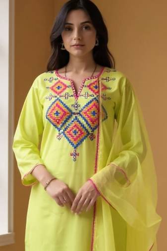 Women Ethnic Motifs Embroidered Kurta with Trousers & Dupatta Kurta Sets