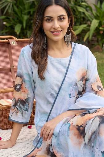 Women Floral Printed Regular Chanderi Silk Kurta with Trousers & With Dupatta