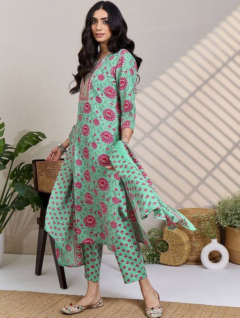 Women Floral Printed Regular Thread Work Kurta with Trousers & With Dupatta