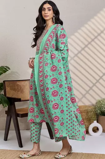 Women Floral Printed Regular Thread Work Kurta with Trousers & With Dupatta