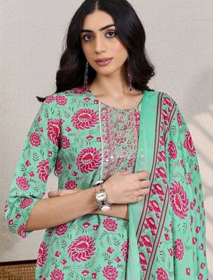 Women Floral Printed Regular Thread Work Kurta with Trousers & With Dupatta 5