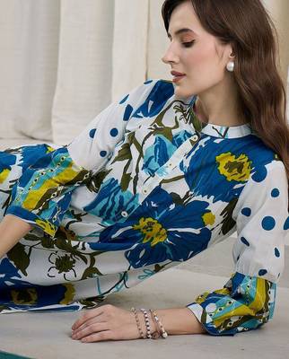 Women Floral Printed Cotton Kurta with Trousers 5