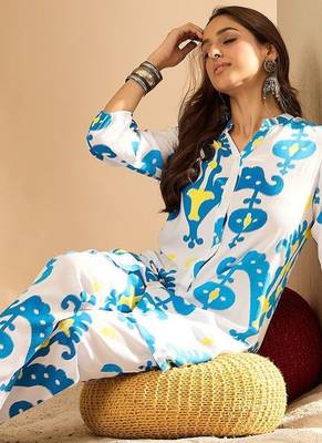 Women Printed Regular Kurti with Trousers 1