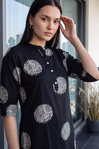 Women Printed Regular Kurta with Trousers