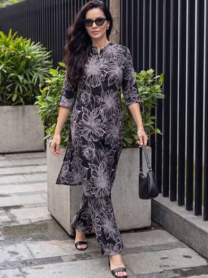 Women Floral Printed Regular Kurta with Palazzos 1