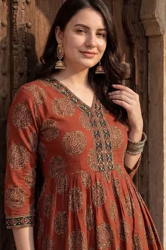 Women Ethnic Motifs Printed Empire Sequinned Pure Cotton Kurta with Trousers