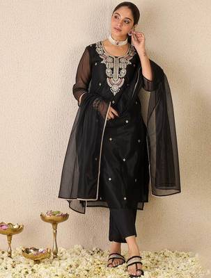 Ethnic Motifs Embroidered Gotta Patti Work Kurta With Trousers & Dupatta 6