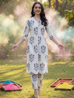 Women Floral Printed Cotton Kurta with Trousers 1