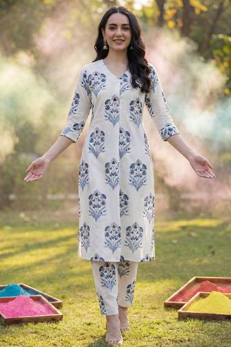 Women Floral Printed Cotton Kurta with Trousers