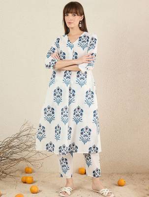 Women Floral Printed Cotton Kurta with Trousers 2