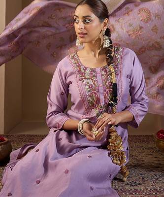 Women Floral Embroidered Regular Thread Work Kurta with Trousers & With Dupatta 1