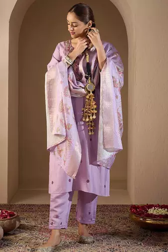 Women Floral Embroidered Regular Thread Work Kurta with Trousers & With Dupatta