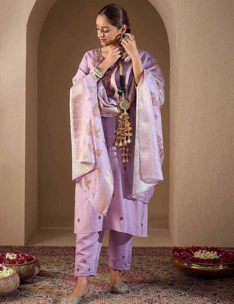 Women Floral Embroidered Regular Thread Work Kurta with Trousers & With Dupatta