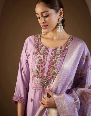 Women Floral Embroidered Regular Thread Work Kurta with Trousers & With Dupatta 3