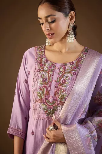 Women Floral Embroidered Regular Thread Work Kurta with Trousers & With Dupatta