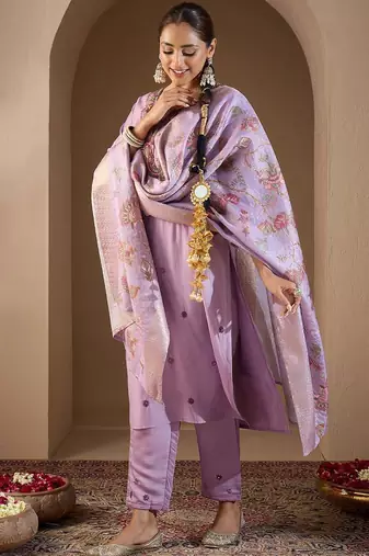 Women Floral Embroidered Regular Thread Work Kurta with Trousers & With Dupatta
