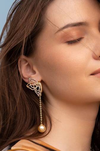 Golden linear chain drop earrings