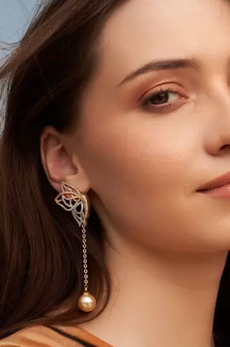 Golden linear chain drop earrings