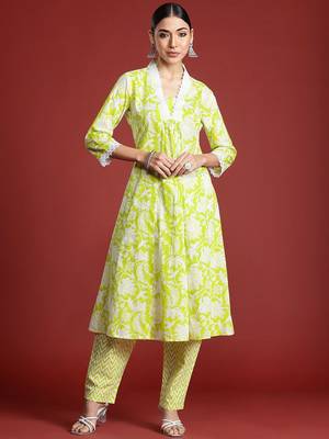 Women Floral Printed Pleated Pure Cotton Kurta with Trousers 4