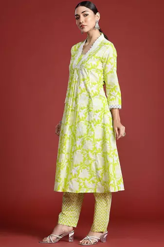 Women Floral Printed Pleated Pure Cotton Kurta with Trousers