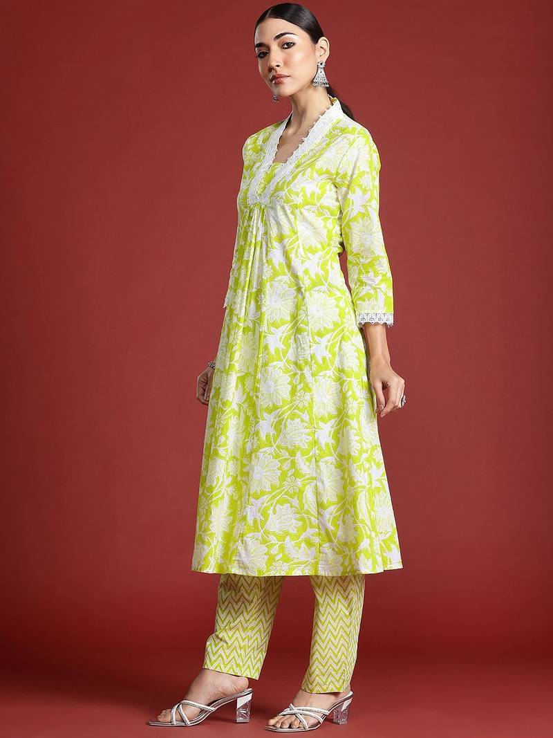 Women Floral Printed Pleated Pure Cotton Kurta with Trousers