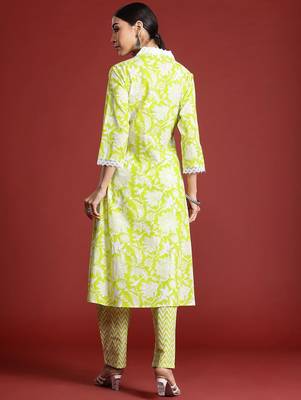 Women Floral Printed Pleated Pure Cotton Kurta with Trousers 6