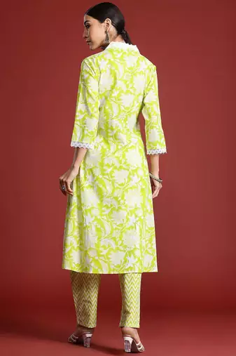 Women Floral Printed Pleated Pure Cotton Kurta with Trousers