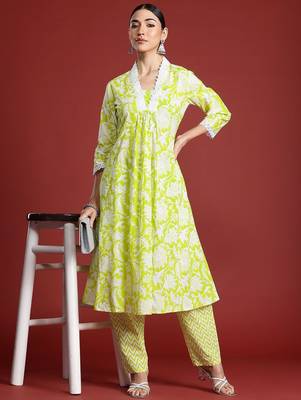 Women Floral Printed Pleated Pure Cotton Kurta with Trousers 7