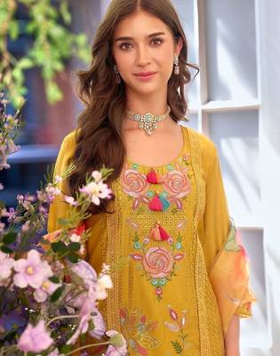 Women Floral Embroidered Regular Thread Work Kurta with Trousers & With Dupatta 2