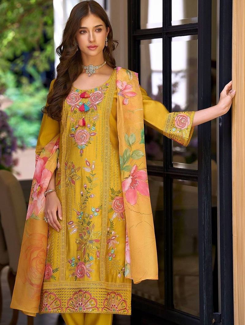 Women Floral Embroidered Regular Thread Work Kurta with Trousers & With Dupatta