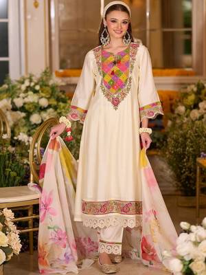 Women Floral Embroidered Regular Thread Work Kurta with Trousers & With Dupatta 1